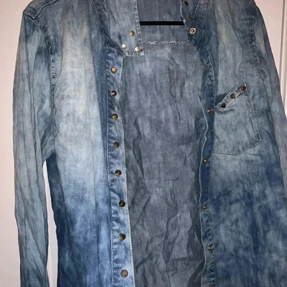 🔴🔴Light Acid Washed Denim Button Down 🌟 - Picture 2 of 5